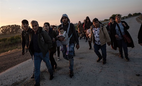 Kurdští běženci se syrského regionu Afrín nedaleko hraniční řeky Evros, která...