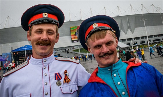 Dontí kozáci ped stadionem Rostov Arena (13. kvtna 2018)