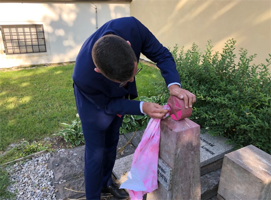 Mluvčí prezidenta Jiří Ovčáček vzal do ruky hadr a šel čistit pomník Rudé...