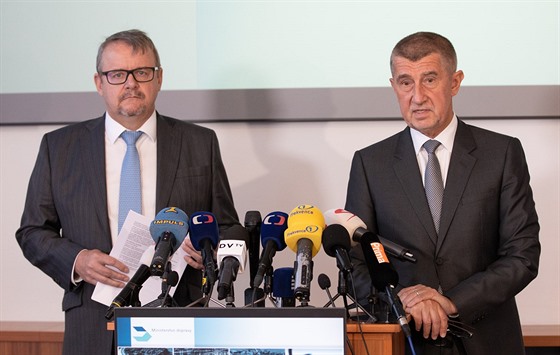 Ministr dopravy Dan Ťok (vlevo) a premiér Andrej Babiš na tiskové konferenci na...