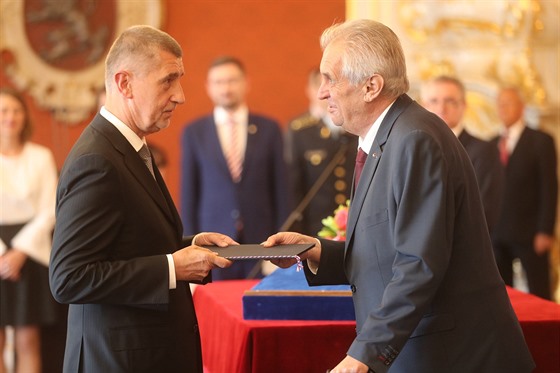 Prezident Miloš Zeman (vpravo) jmenoval na Pražském hradě Andreje Babiše...