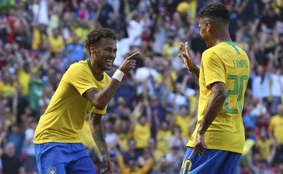 Brazilští fotbalisté Neymar a Roberto Firmino si v přípravném utkání před...