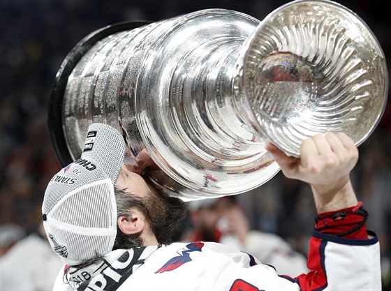Stanley Cup v sobě nese magickou přitažlivost, i když ne pro úplně každého. Takhle ji před dvěma lety laskal Alexandr Ovečkin. 