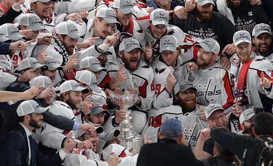 Pohár pro vítěze NHL poprvé v historii ukořistil klub Washington Capitals. Po...