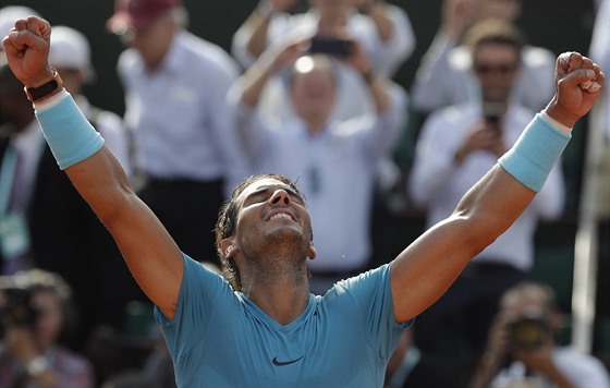 Rafael Nadal slaví postup do jedenáctého finále Roland Garros.