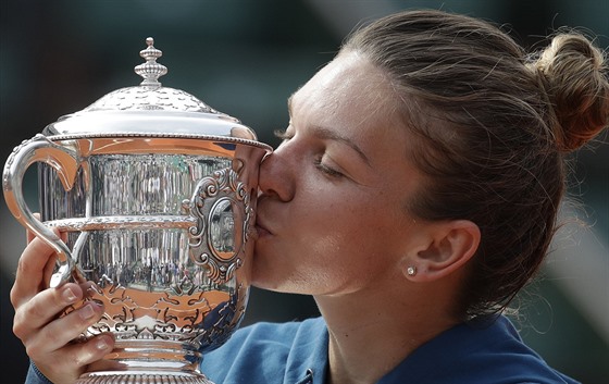 Simona Halepová líbá pohár pro vítězku Roland Garros. (9. června 2018)