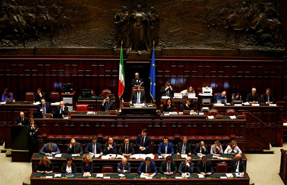 Italský premiér Giuseppe Conte (dole uprostřed) mluví na svém prvním zasedání...