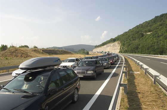 Letní silniní provoz na dálnici ve Slovinsku. Ilustraní snímek