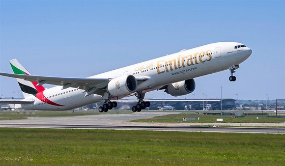 Boeing 777-300ER spolenosti Emirates bhem startu na mezinrodnm letiti v...