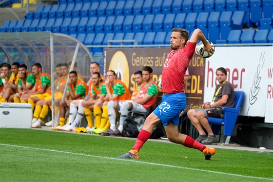 Český fotbalista Filip Novák při autovém vhazování během zápasu proti Austrálii.