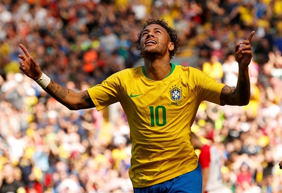 Brazilec Neymar slaví gól v pípravném utkání proti Chorvatsku.