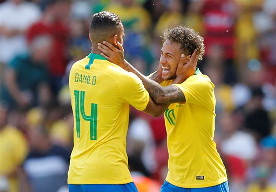 BRAZILTÍ PARÁCI. Neymar (vpravo) a Danilo (vlevo) bhem pípravného duelu s...