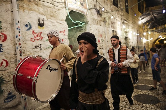 Palestinští bubeníci o ramadánu časně ráno budí věřící, aby se stihli před...