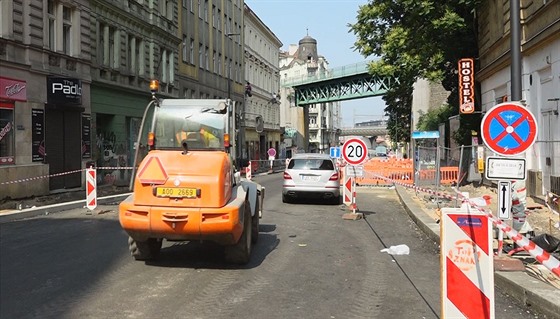 Část Husitské ulice v Praze už je v provozu