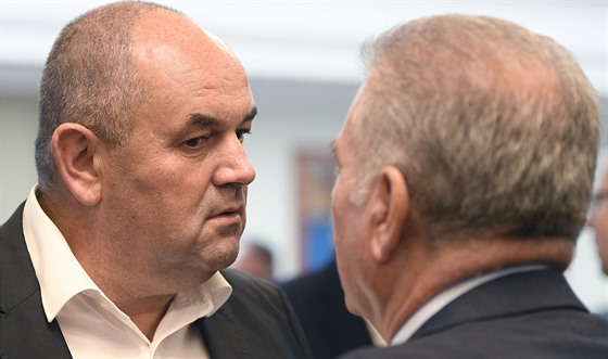 Jablonecký éf Miroslav Pelta (vlevo) bhem valné hromady fotbalové asociace.