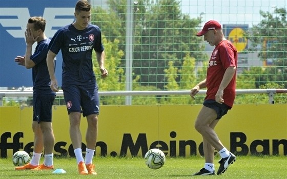 Patrik Schick (vlevo) a kouč Karel Jarolím na tréninku fotbalové reprezentace...