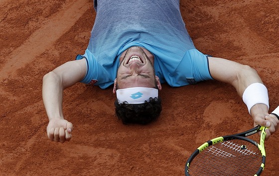 Italský tenista Marco Cecchinato slaví postup do semifinále Roland Garros.