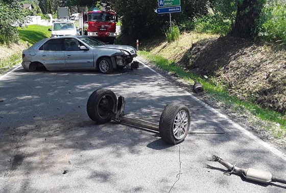 Pi nehod se ze starího citroenu vysypalo nkolik souástek a díl. idi po...