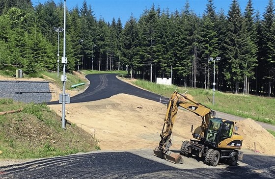 Poadatelé finiují s pokládkou asfaltových povrch na horních tratích ve...