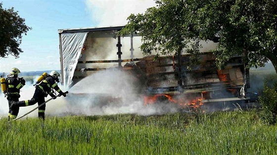 Na Chrudimsku hoel návs kamionu, který vezl cihly. 