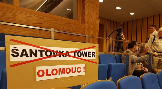 Hlasování o tom, zda územní plán Olomouce definitivně znemožní postavení věžáku Šantovka Tower, provázela loni napjatá atmosféra včetně protestních transparentů. Zastupitelé ale nakonec nerozhodli. Nyní nová koalice hlasování o změně plánu odmítla.