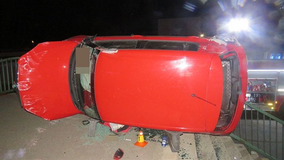Silně opilý řidič v Olomouci nezvládl průjezd zatáčkou a auto poté navzdory...