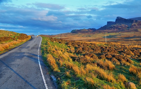 Nikdy netuíte, co se objeví za kopeky. Úzké silnice se táhnou úasnými scenériemi Isle of Skye.