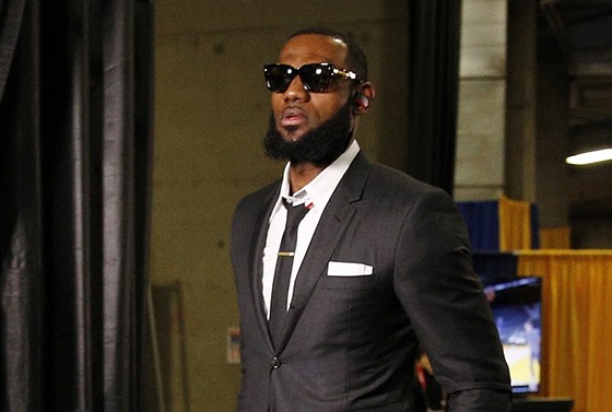 LeBron James z Clevelandu přichází na první finálový zápas NBA.
