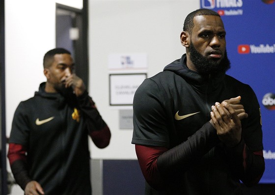 LeBron James (vpravo) a J. R Smith z Clevelandu míí ke druhému finále NBA.