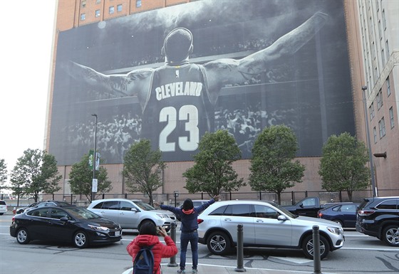 Fanoušci v Clevelandu se chystají na třetí finále NBA před obřím plakátem...