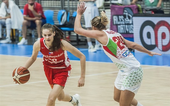 eská basketbalistka Veronika Voráková (vlevo) v duelu s Maarskem