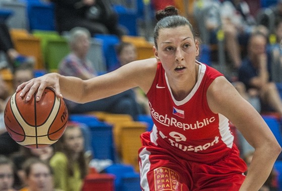 eská basketbalistka Lenka Bartáková v duelu s Maarskem