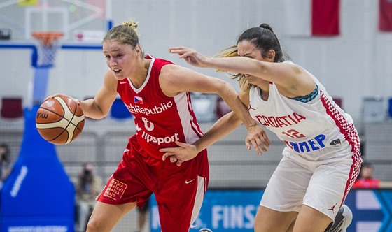 eská basketbalistka Karolína Elhotová (vlevo) útoí kolem Anji Majstoroviové...