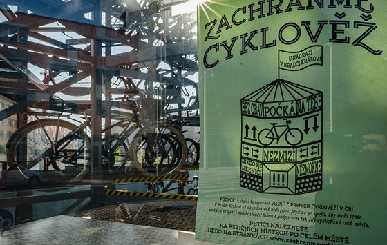 Průkopnická cyklověž u nádraží v Hradci Králové už zmizela, nyní je na prodej druhá cyklověž u Futura.
