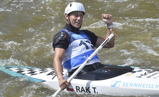 Český kanoista Tomáš Rak slaví třetí místo na mistrovství Evropy v Praze.