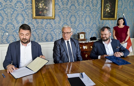 Děkan FAMU Zdeněk Holý (vlevo) na fotografii z podpisu memoranda o digitalizaci...