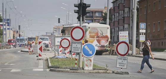 Dlouhá ulice v Plzni se po rekonstrukci oteve pro vekerou dopravu. Ubylo zde...