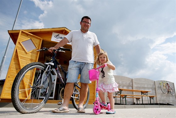 Majitel cyklobistra v Šatově Tomáš Malach s dcerou.