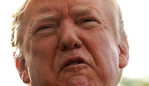 Proti všem. Jediná fotka přesně vystihla Trumpův postoj ke zbytku světa