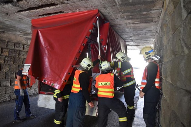 idi se zasekl pod viaduktem, vyprostili ho hasii. (6. ervna 2018)