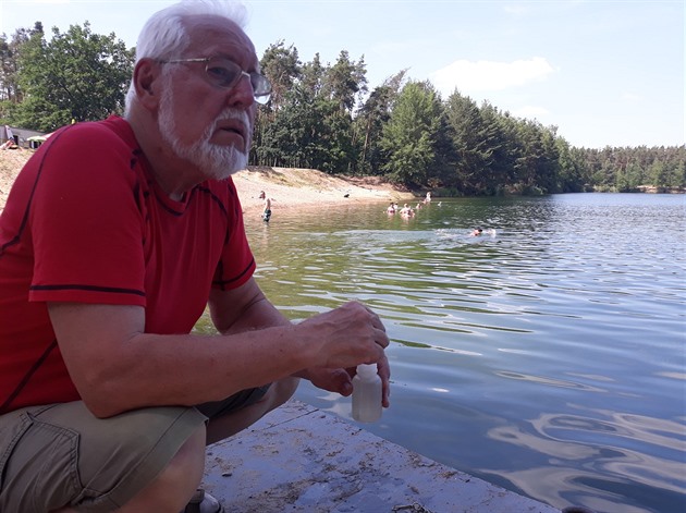 Dobrovolník Jií Klicpera se kvalitou vody na pardubických písnících zabývá...