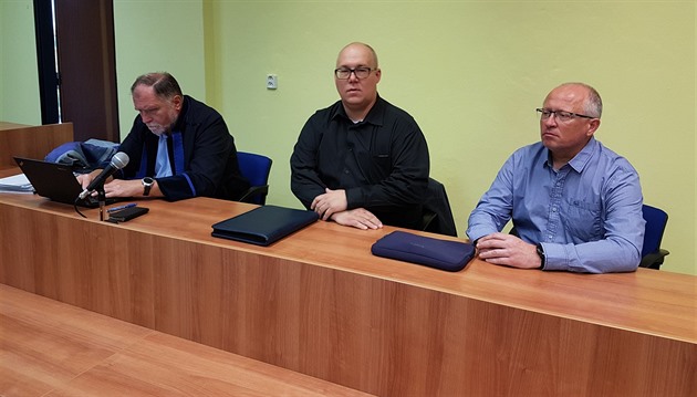 Známý praský advokát Tomá Sokol (zleva) zastupuje obalované Jana Doskoila a...