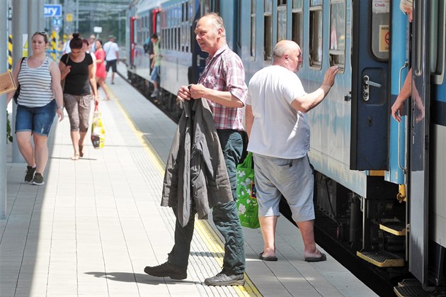 Cestování mezi Plzní a Karlovými Vary bude díky pti novým vlakovým soupravám...