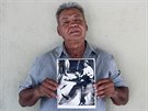 Juan Romero ukazuje legendární snímek z roku 1968, na kterém je zachycen po...