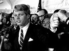 Pár okamik ped smrtí. Robert Kennedy oznamuje vítzství v demokratických...
