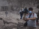 iroké okolí sopky Volcán de Fuego je pokryto sopeným prachem (4. ervna 2018)