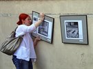 Andrea Dobeov instaluje fotky Luboe Stiburka na dvorku .10 (Ulika...