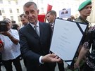 Andrej Babi ukazuje novinám dekret, kterým byl jmenován pedsedou vlády (6....