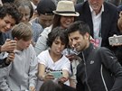 Novak Djokovi s fanouky na Roland Garros.