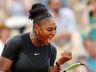 Serena Williamsová slaví postup do osmifinále Roland Garros.
